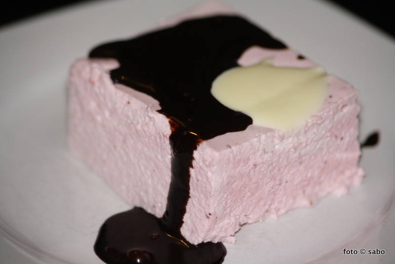 Bodenloser Erdbeer-Sahne-Tortekuchen