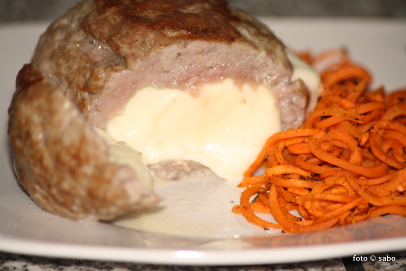 Camembert im Hackfleischmantel