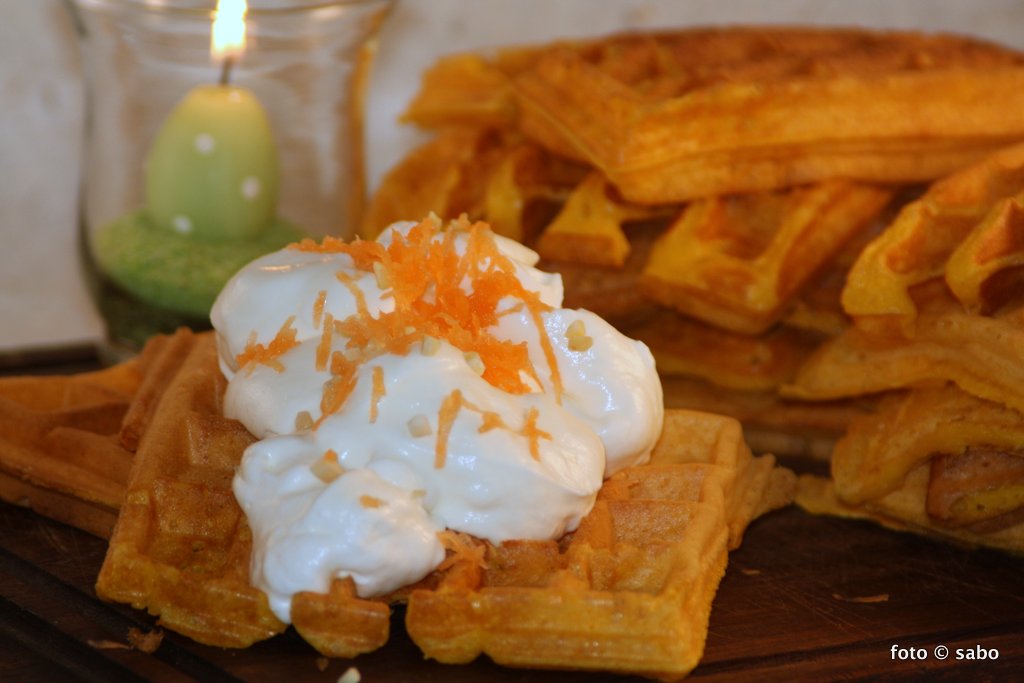 Carrot Cake Waffeln mit Cheesecake-Sahne