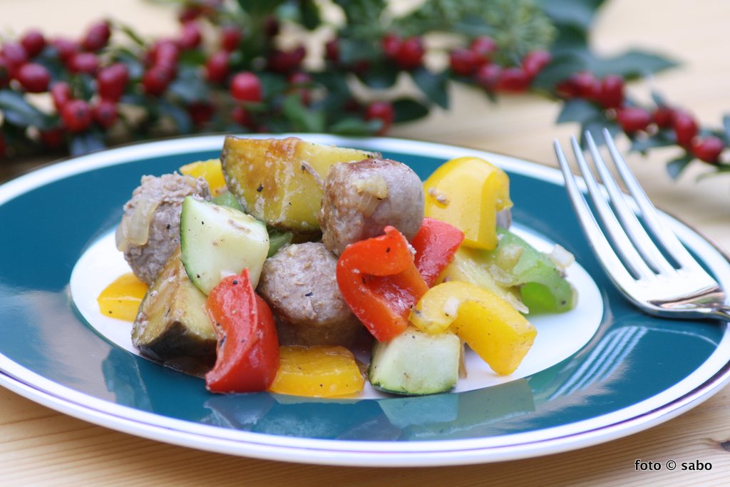 Sommergemüse-Bratwurst-Pfanne (Low Carb Version inklusive)