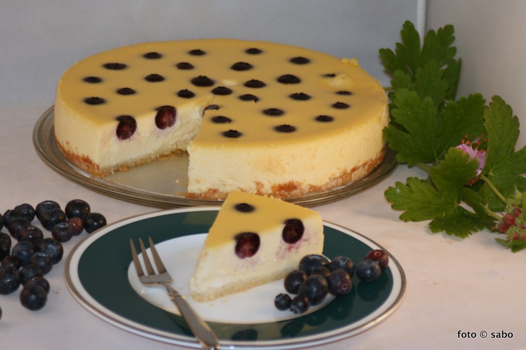 New York Style Cheesecake mit Heidelbeeren (Keto / Low Carb)