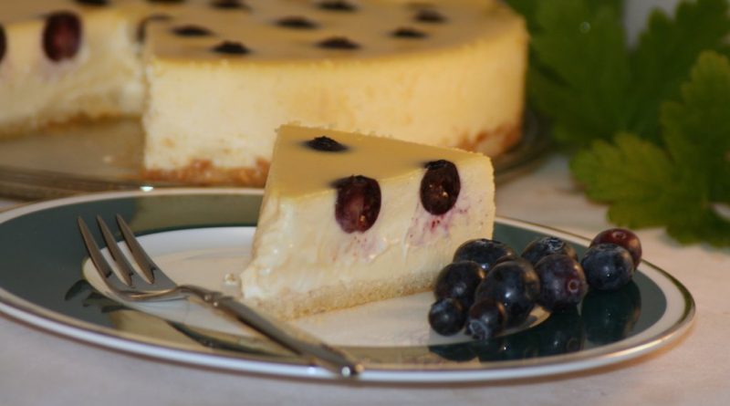 New York Style Cheesecake mit Heidelbeeren (Keto / Low Carb)