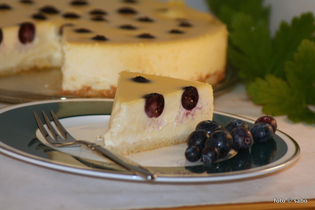 New York Style Cheesecake mit Heidelbeeren (Keto / Low Carb)
