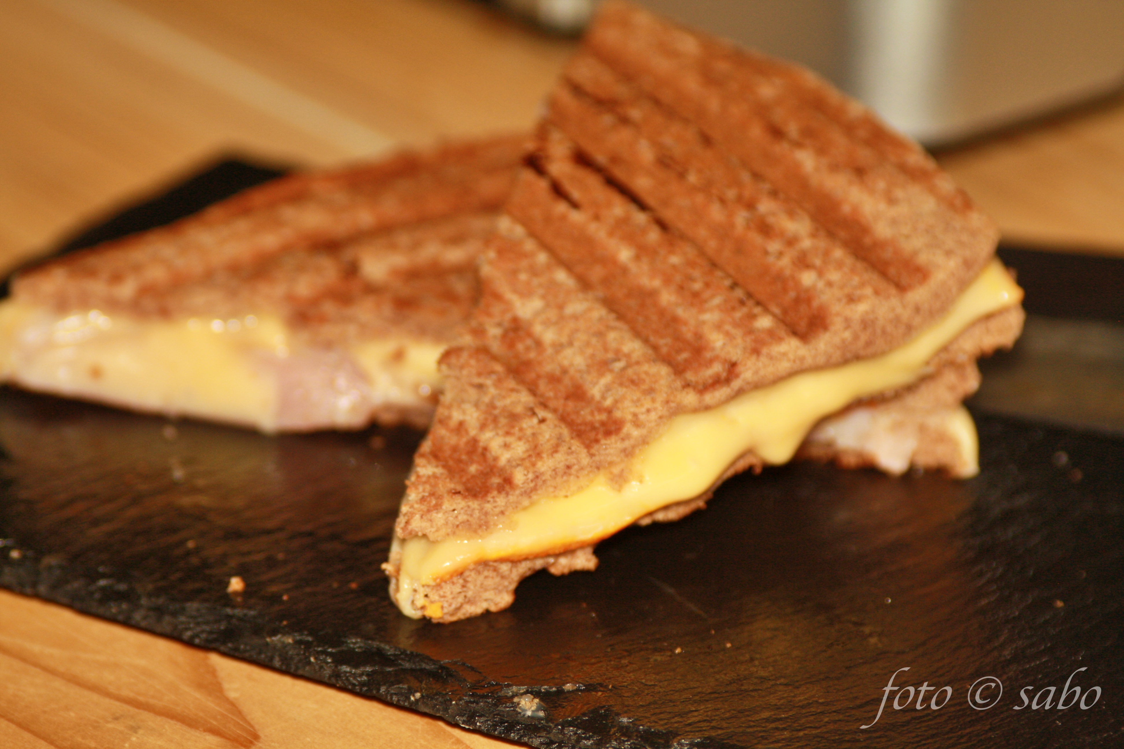 Aprikosenkernmehl-Mikrowellentoast (Low Carb / Keto)